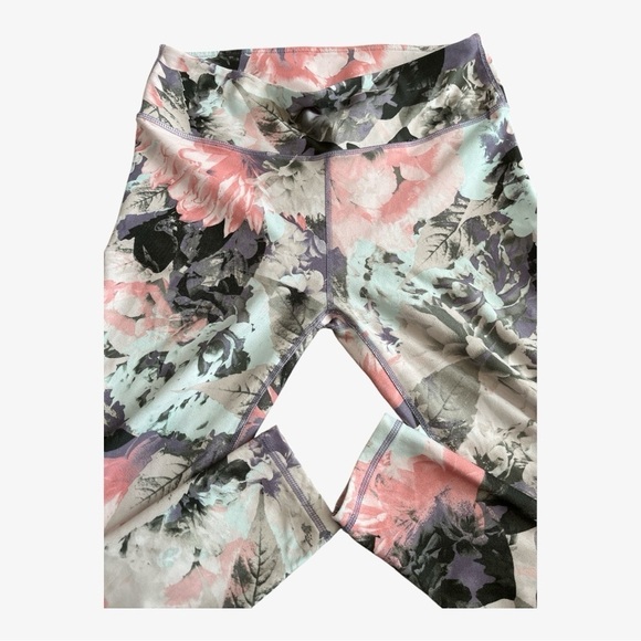 FABLETICS POWERHOLD MID-RISE CAPRI LEGGINGS & FABLETICS POWERHOLD MID-RISE CAPRI - Picture 8 of 11